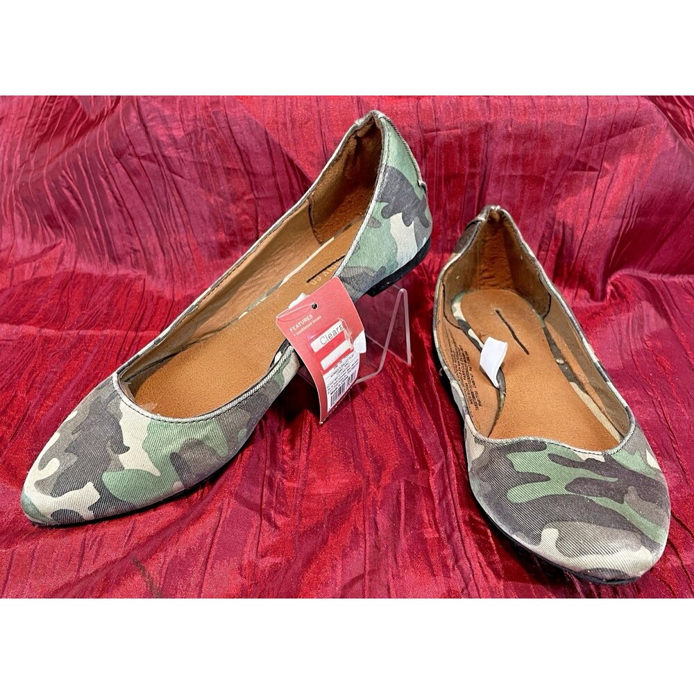 Womens NWT Mossimo Supply Camo Canvas w Stud Slip On Flats sz 7